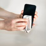 Jak bezpiecznie wyczyścić telefon i klawiaturę