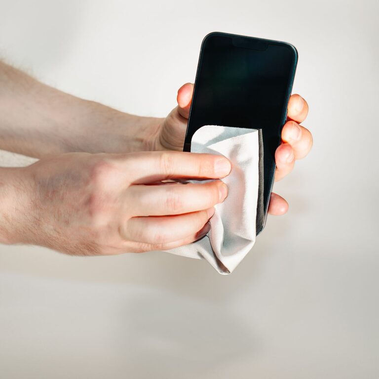 Jak bezpiecznie wyczyścić telefon i klawiaturę
